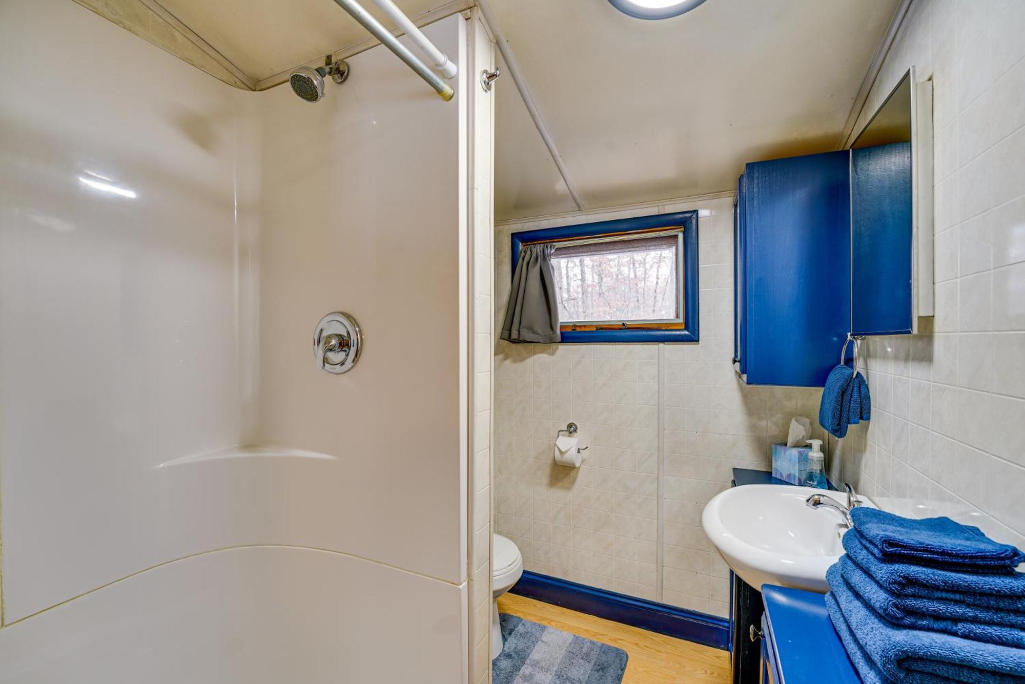 Pet-Friendly Irons Cottage About 4 Mi To Sand Lake! Экстерьер фото