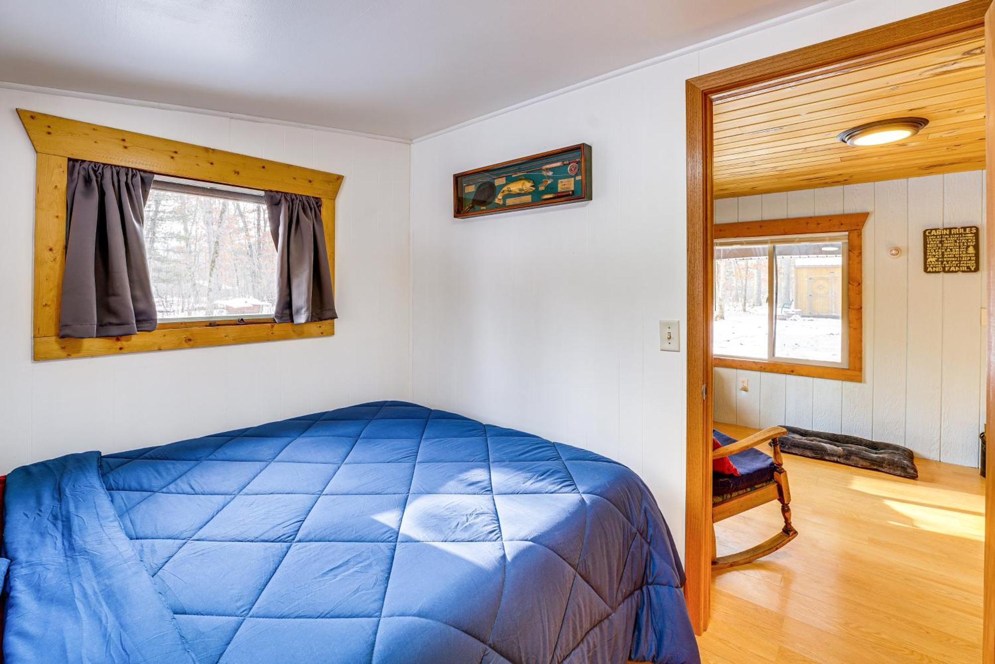 Pet-Friendly Irons Cottage About 4 Mi To Sand Lake! Экстерьер фото