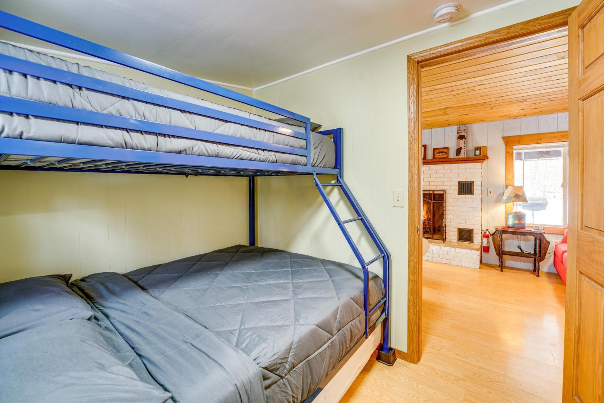 Pet-Friendly Irons Cottage About 4 Mi To Sand Lake! Экстерьер фото