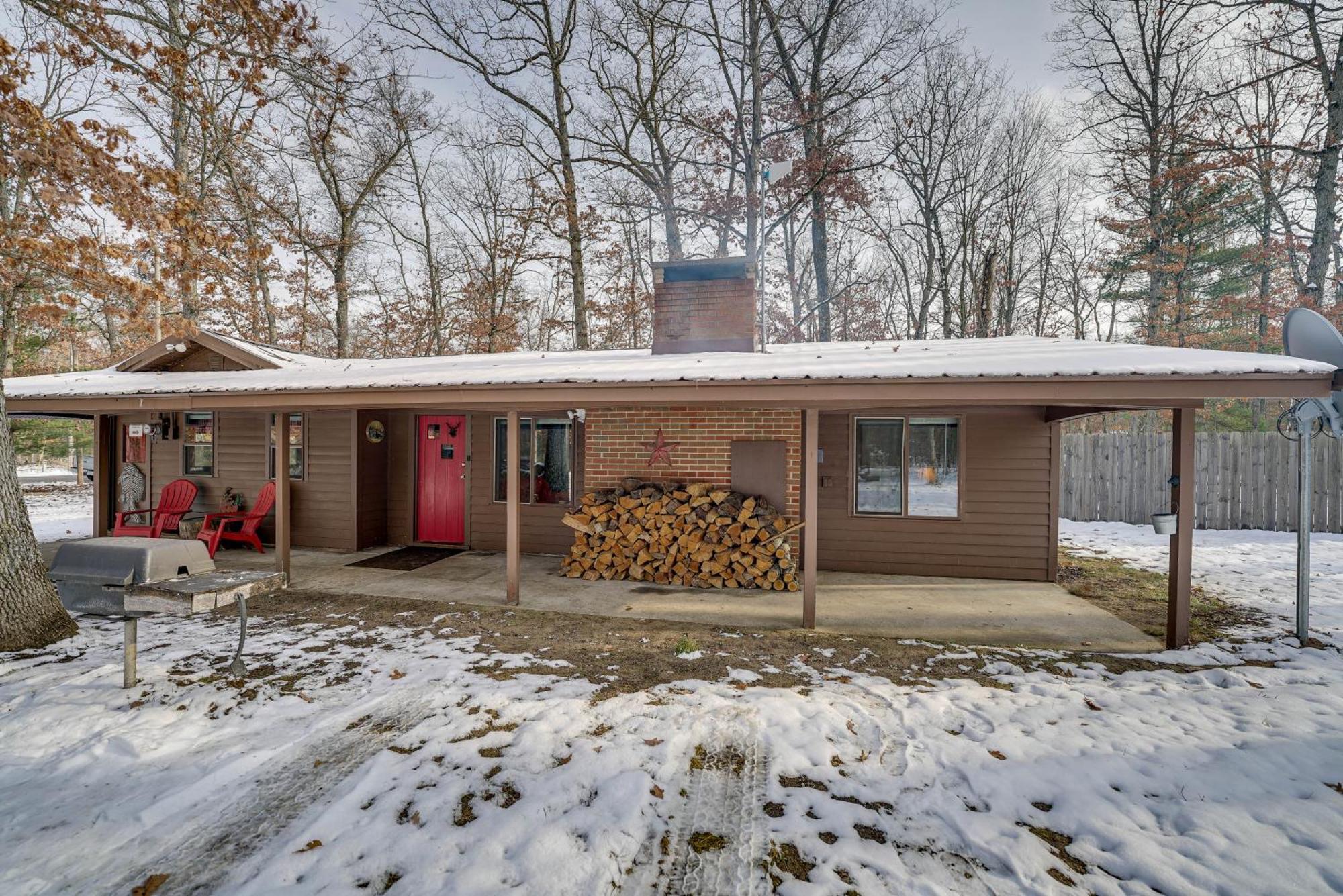 Pet-Friendly Irons Cottage About 4 Mi To Sand Lake! Экстерьер фото